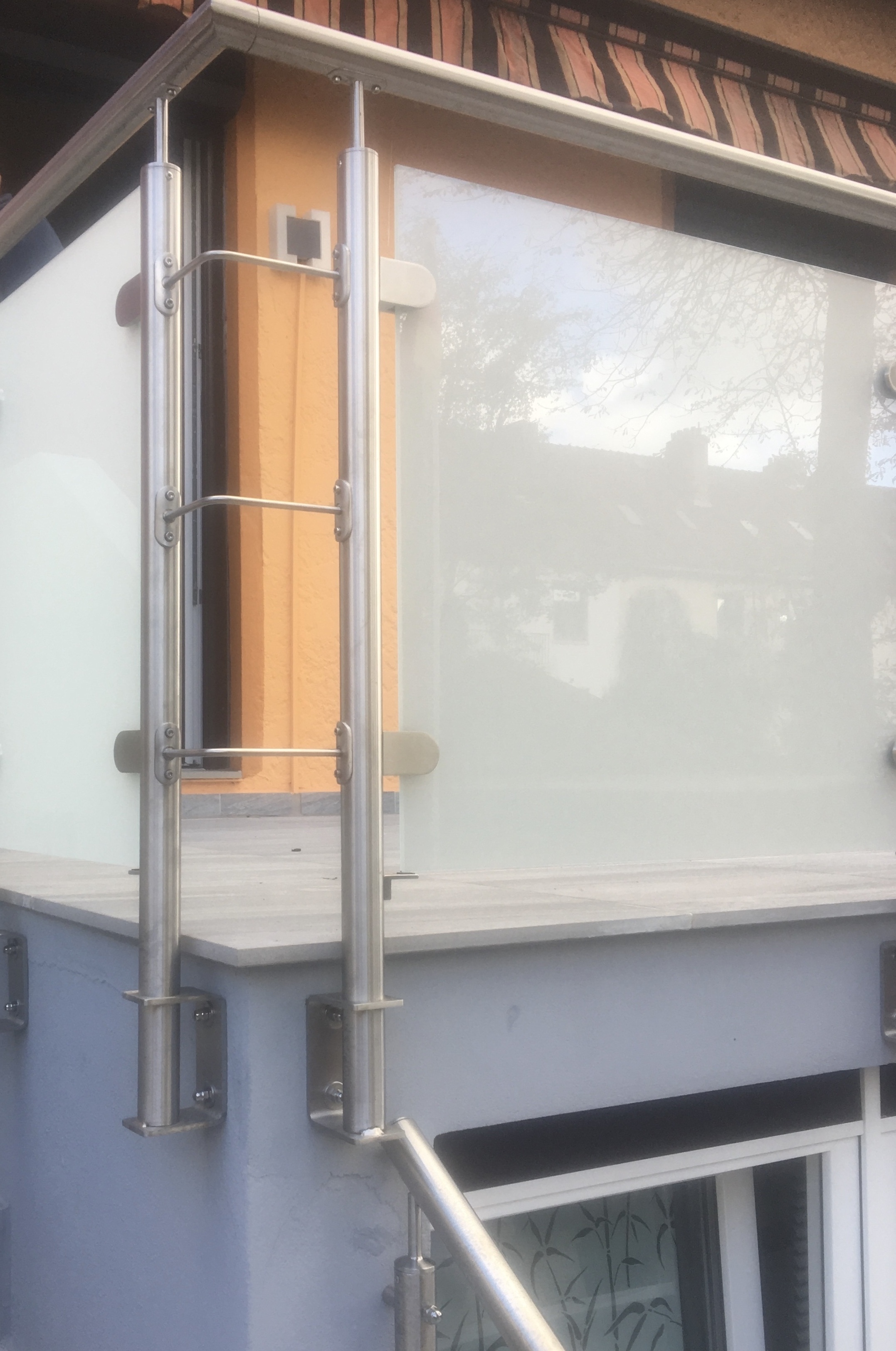 Balkongeländer mit Glas und Pfosten