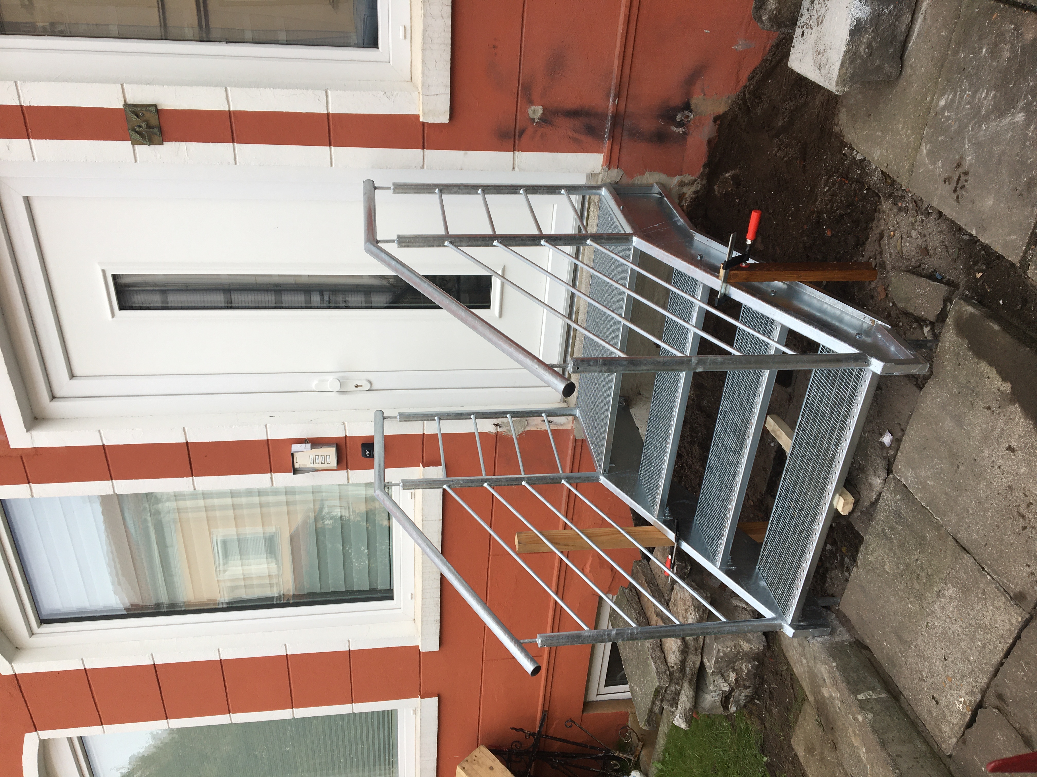 Eingangstreppe mit Gitterrost